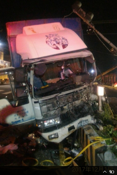 駕駛受困車內，現場並有電線掉落，影響交通，患者已送往枋寮醫院急救。 圖：屏東縣消防局/提供