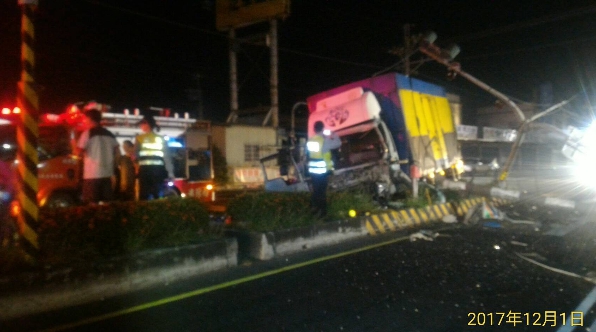 駕駛受困車內，現場並有電線掉落，影響交通，患者已送往枋寮醫院急救。 圖：屏東縣消防局/提供