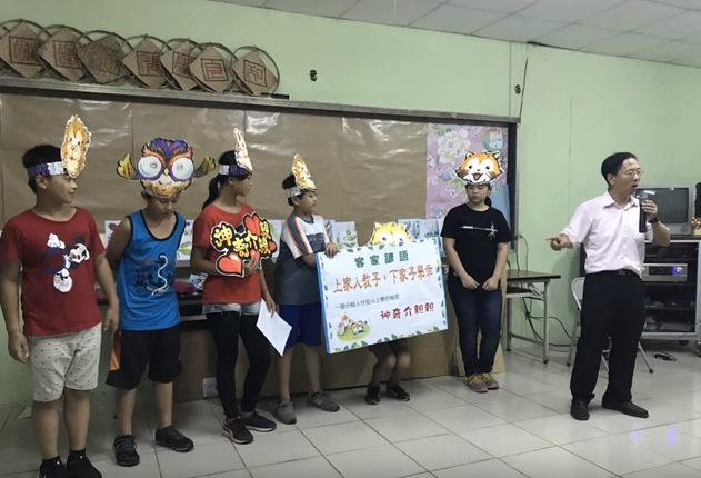 演出客語話劇「神奇介親親（神奇的親親）」故事，讓孩童自己以客語講述親子學習間的小故事。 圖：取自YouTube