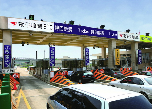 高公局表示，移送強制前之通行欠費用路人仍可至4大超商、遠通門市、遠傳電信、郵局等上萬個據點繳交通行欠費。 圖：翻攝JIBAO官網