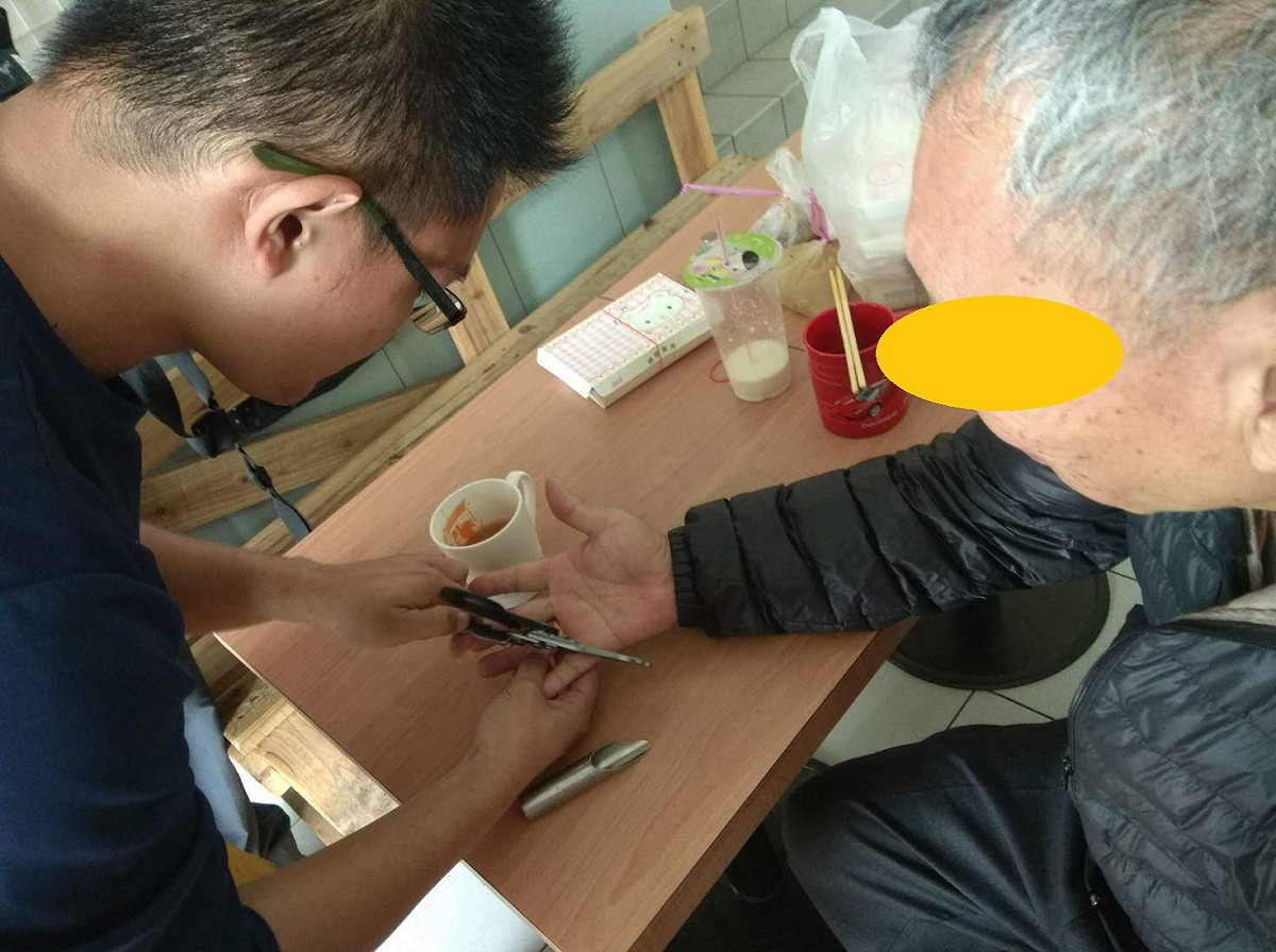 圖 : 一名年約80歲的老伯因戒指卡在手指關節，2日向消防隊員求助。 嘉義市消防局/提供