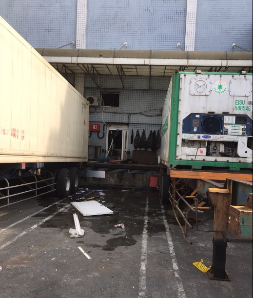 高雄市嘉豐冷凍廠今(2)日疑似氨氣外洩，造成6人送醫。此外，頂樓有10位外籍移工等待救援，現已引導至安全處。 圖：高雄市消防隊提供