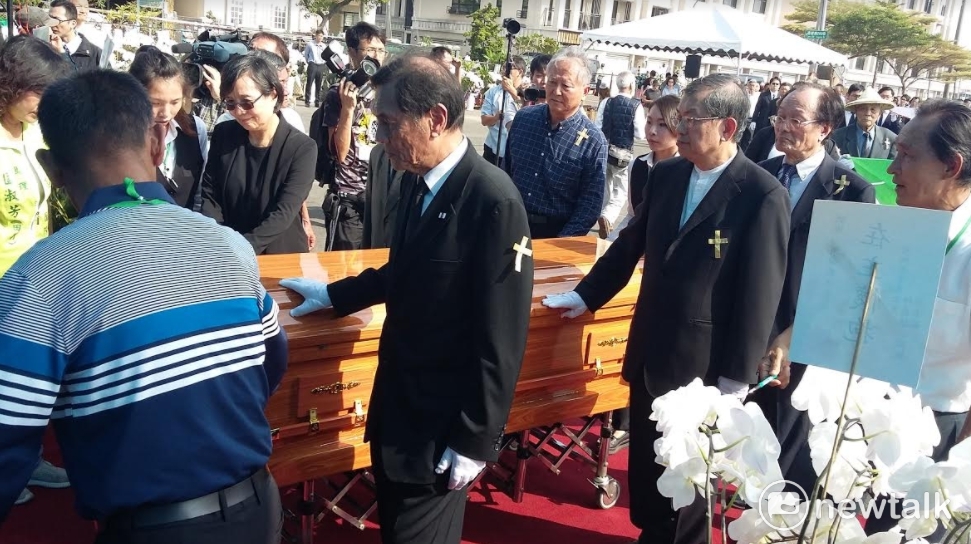 戴振耀告別式，綠營大老扶棺送一程，場面哀榮。 圖 : 金名/攝