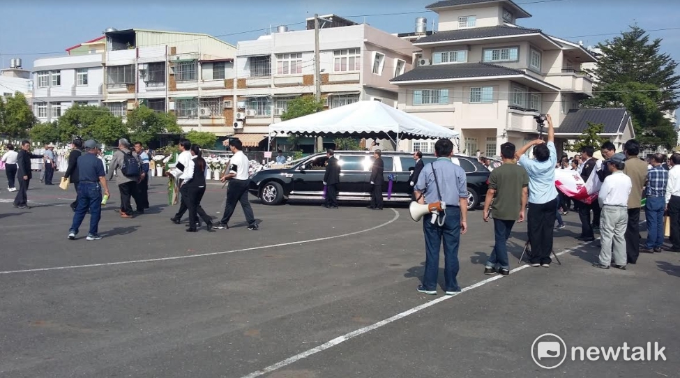 戴振耀的靈車接近告別式會場。 圖 : 金名/攝