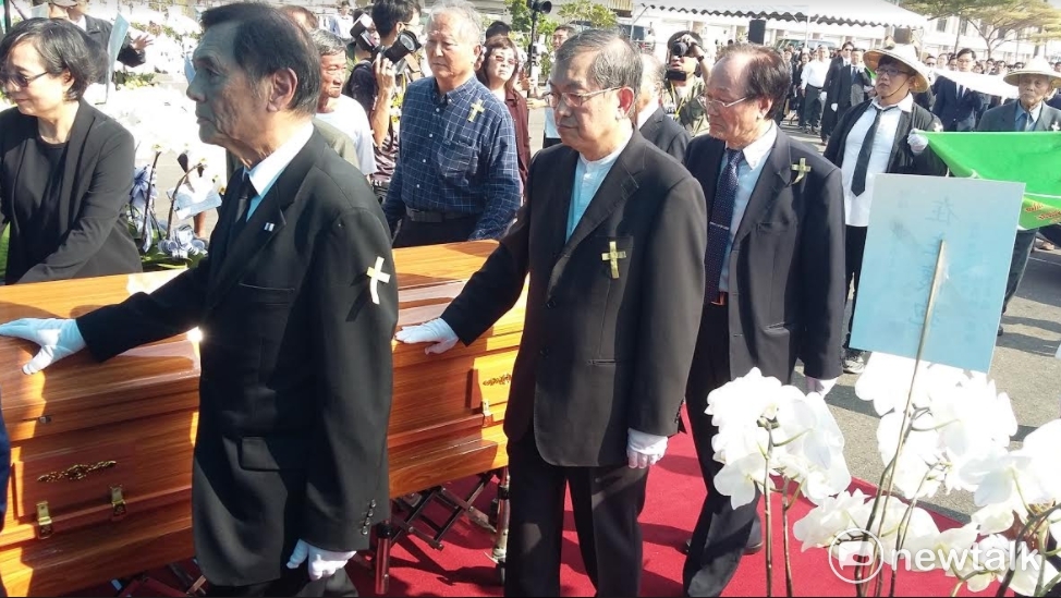 戴振耀告別式，綠營大老扶棺送一程，場面哀榮。 圖 : 金名/攝