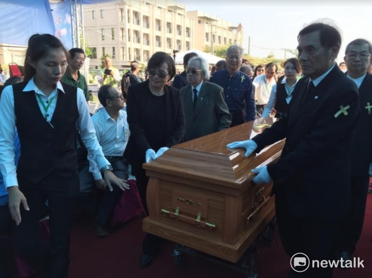 戴振耀告別式，綠營大老扶棺送一程，場面哀榮。 圖 : 金名/攝