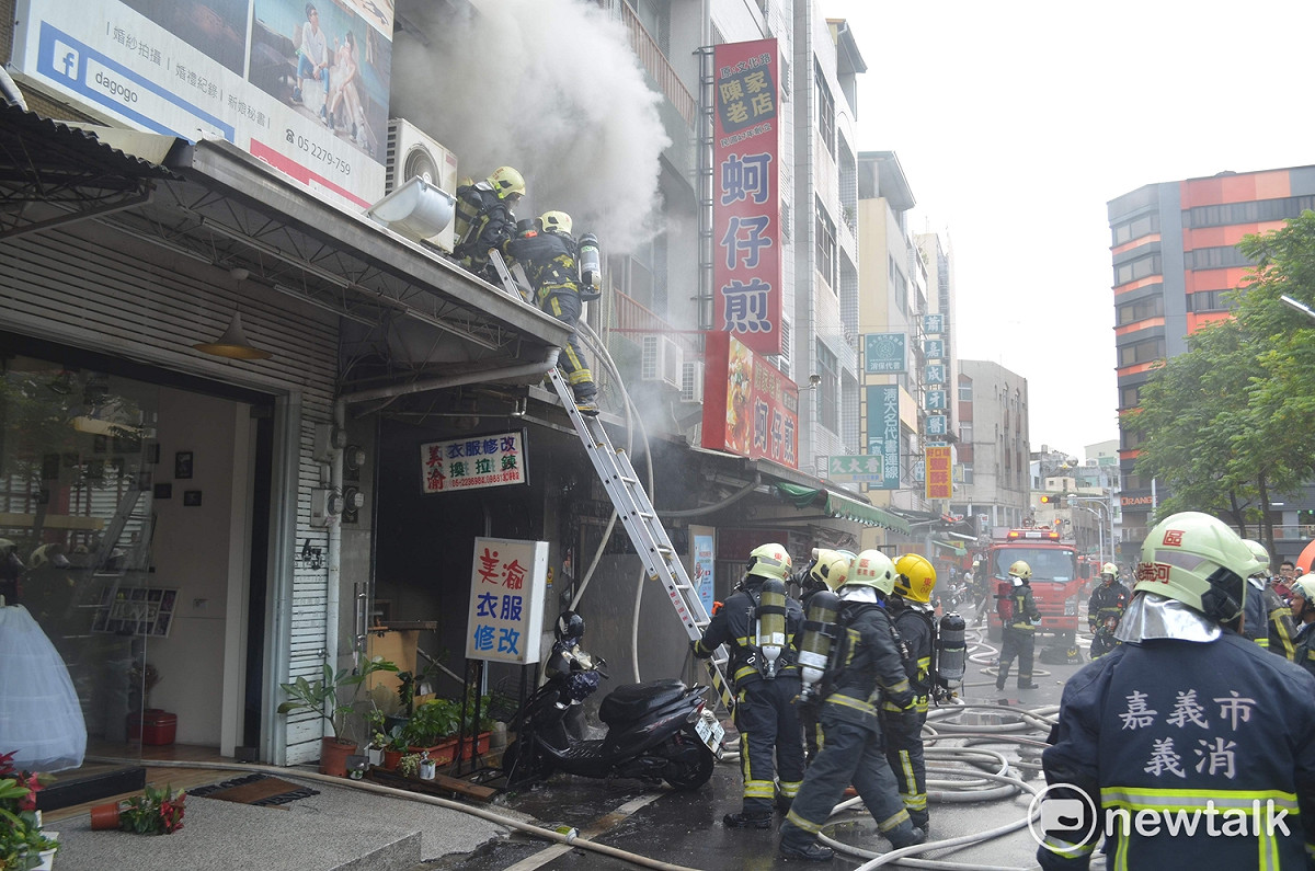 嘉義市北榮街民宅2日發生火警，一名男童送醫不治。 圖 : 蔡坤龍/攝
