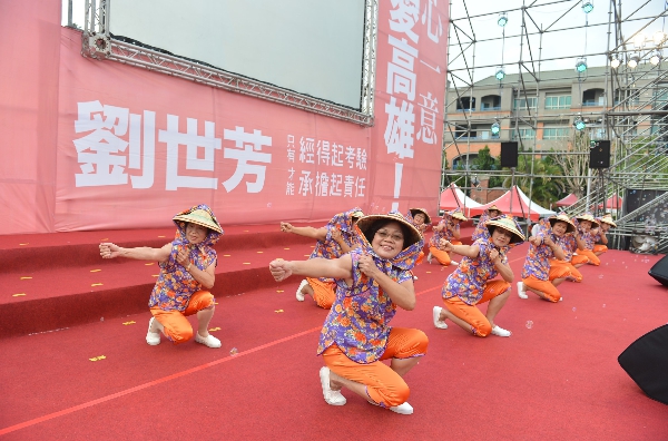 立委劉世芳今(2)於高雄市旗山體育場舉辦「香蕉野蓮挺世芳」大旗美區造勢晚會。 圖：劉世芳辦公室/提供