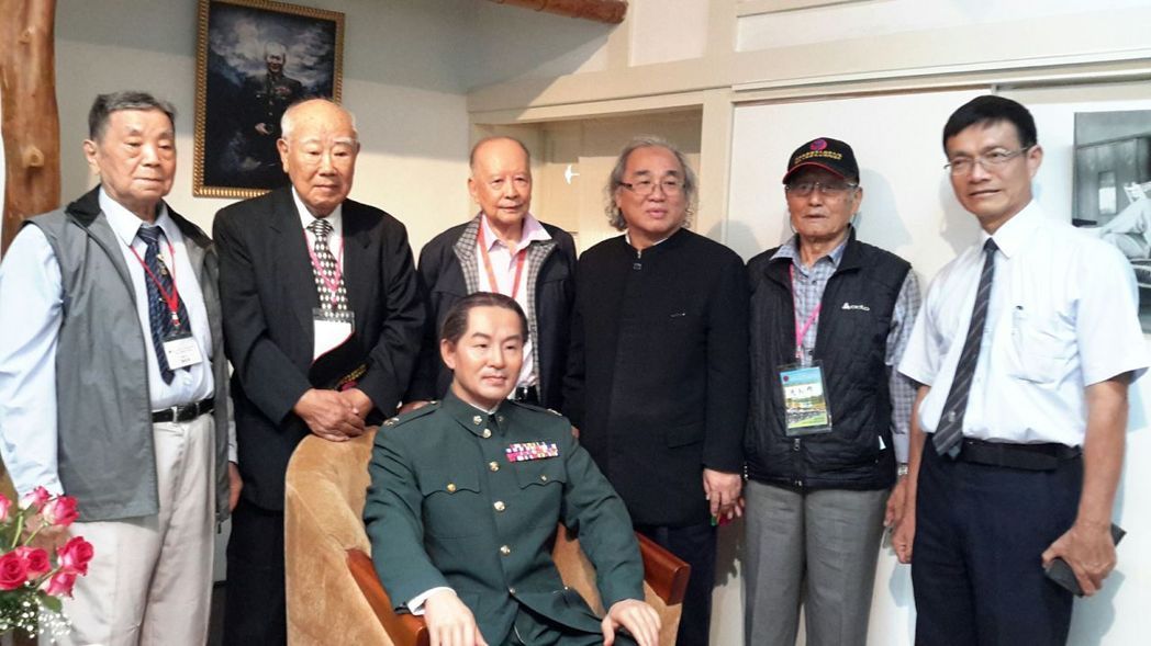 孫立人將軍行館蠟像揭幕暨生平回顧展今天開展，部屬集資捐贈由林建成大師製作栩栩如生的蠟像。 圖：屏東市政府/提供