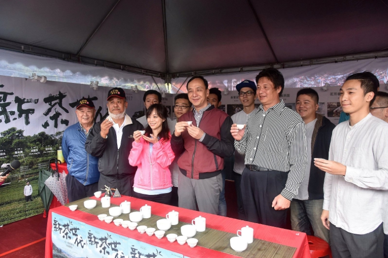 朱立倫讚許青農返鄉提升製茶技術，並鼓勵更多年輕人返鄉打拚，讓新北好茶代代相傳。 圖：取自新北市政府官網
