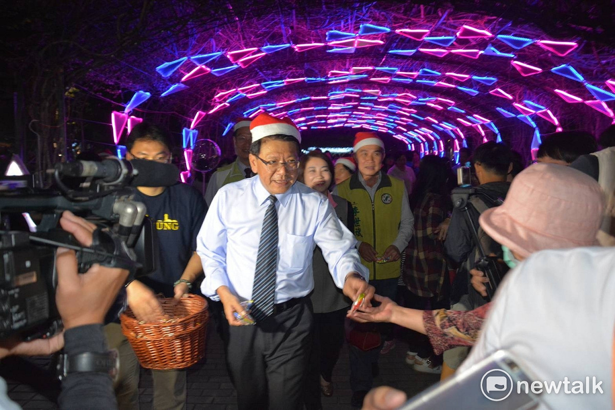 全台各區都洋溢著聖誕的氣息，今年屏東縣也不落人後，首次將百年歷史的屏東公園舊酒新瓶裝，將展出時下最夯的北歐風裝飾。屏東縣府表示，歡迎前往屏東公園椰林大道入口，聖誕節活動於12/2正式開始！ 圖：屏東縣政府/提供