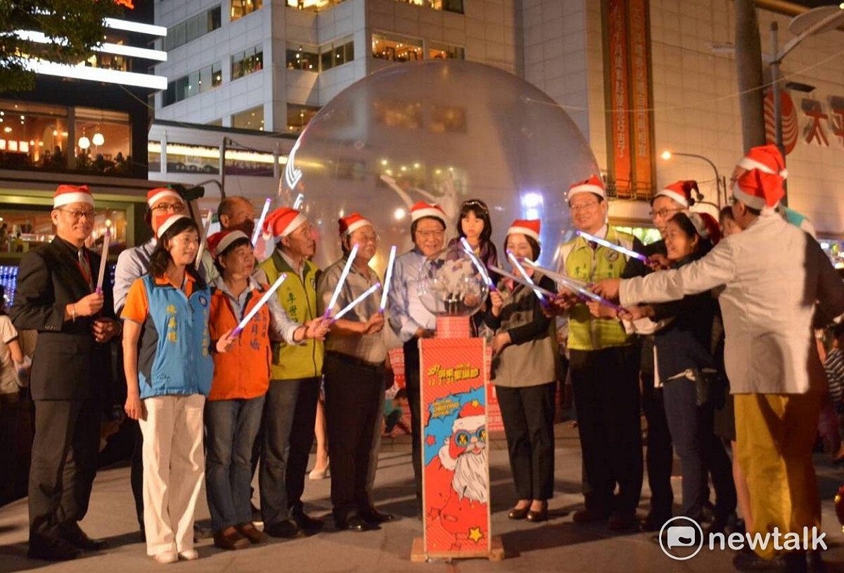 全台各區都洋溢著聖誕的氣息，今年屏東縣也不落人後，首次將百年歷史的屏東公園舊酒新瓶裝，將展出時下最夯的北歐風裝飾。屏東縣府表示，歡迎明眾前往屏東公園椰林大道入口，聖誕節活動於12/2正式開始！ 圖：屏東縣政府/提供
