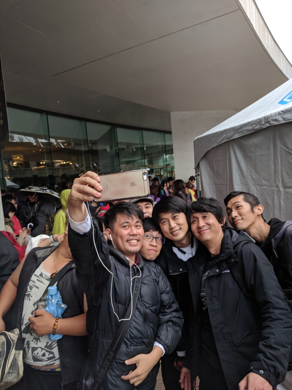 Ingress EXO5變異活動現場，Niantic Inc.亞太區總監川島優志(右二)與熱情粉絲與一同玩自拍，展現超高親和力。 圖：Ingress提供