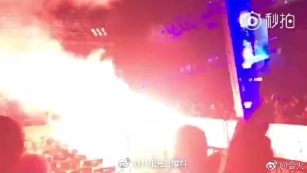 五月天所屬相信音樂表示，起火原因是追光燈電源線接頭鬆動，產生火花，已經即時排除，演唱會未受影響，圓滿結束，消防已經勘驗完畢。 圖：翻攝自八組兔區爆料微博