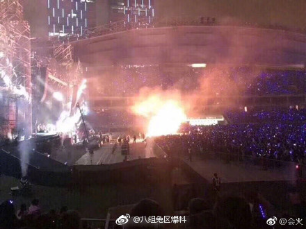 火勢竄起一度達兩層樓高，所幸消防人員及時救火，火勢迅速獲得控制，並未造成人員傷亡，演唱會也繼續順利舉行，未受影響。 圖：翻攝自八組兔區爆料微博