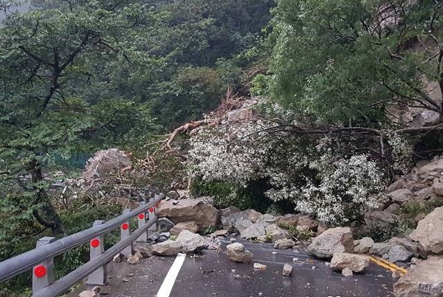 蘇花公路114.3公里落石坍方，雙向交通阻斷。