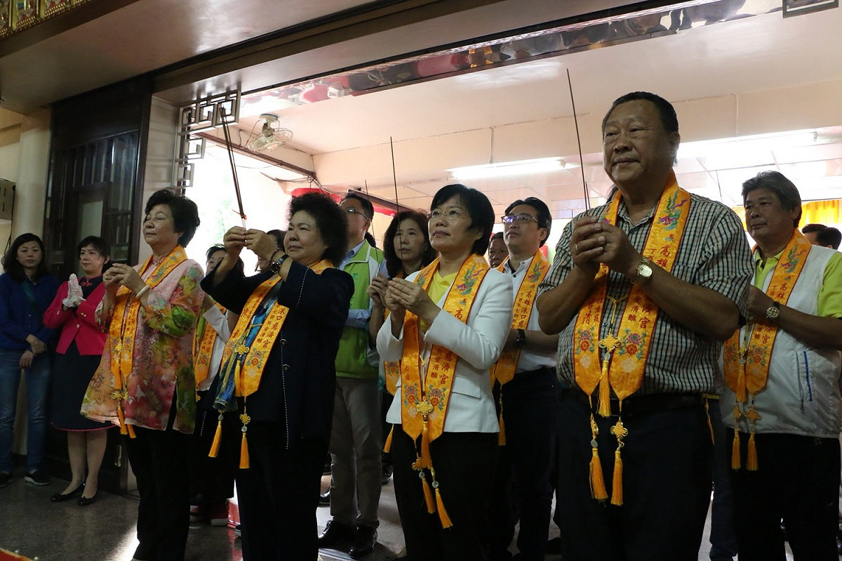 高雄市長陳菊今(3)日受邀出席，並向媽祖祈求市政推動順利、全台風調雨順。 圖：高雄市政府/提供