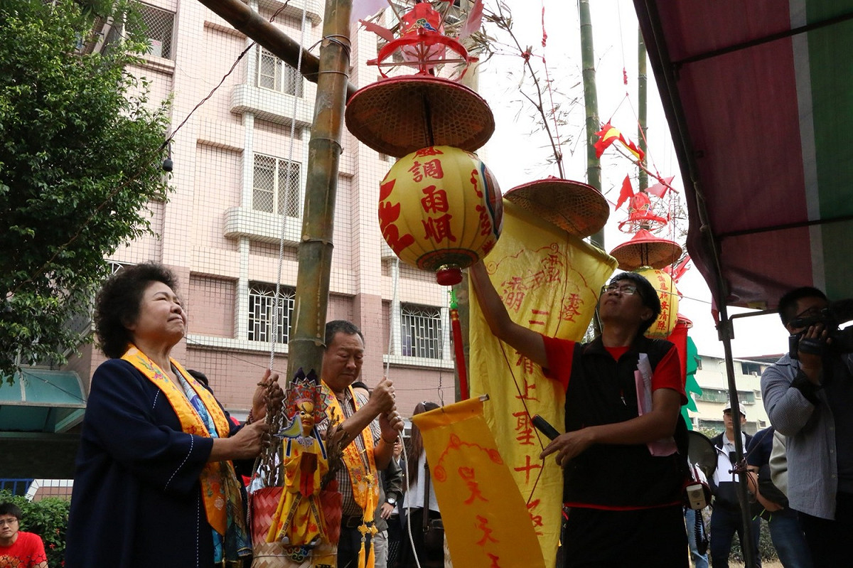 高雄市長陳菊今(3)日受邀出席，並向媽祖祈求市政推動順利、全台風調雨順。 圖：高雄市政府/提供