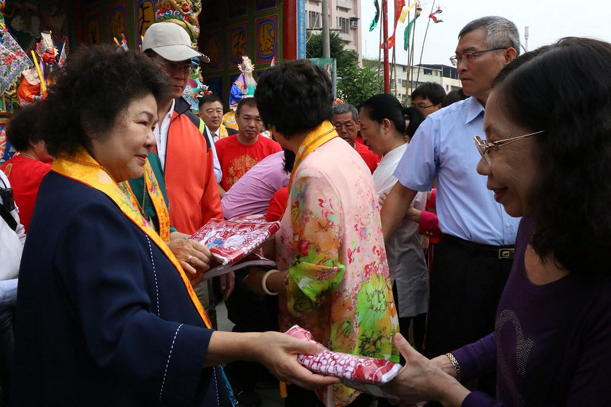 陳菊發贈紀念品，祝福市民朋友闔家平安。  圖：高雄市政府/提供