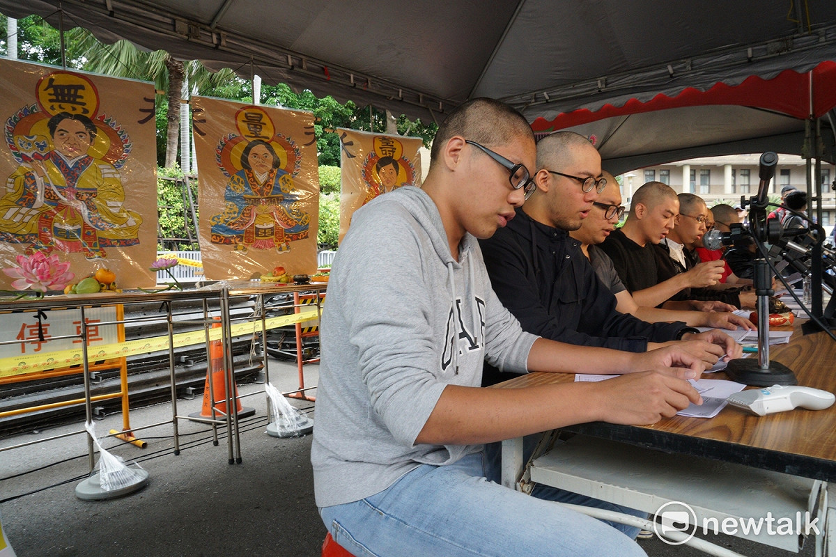 不滿勞基法修惡，勞團與青年團體發起「過勞大悲功德大法會－集誦勞基法經」，9位青年落髮抗議。 圖 : 張良一 / 攝