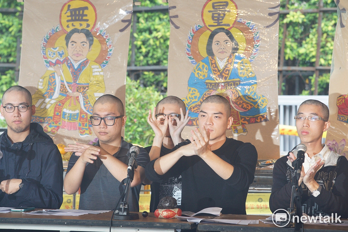 不滿勞基法修惡，勞團與青年團體發起「過勞大悲功德大法會－集誦勞基法經」，9位青年落髮後唱誦《勞基法經》 圖 : 張良一 / 攝