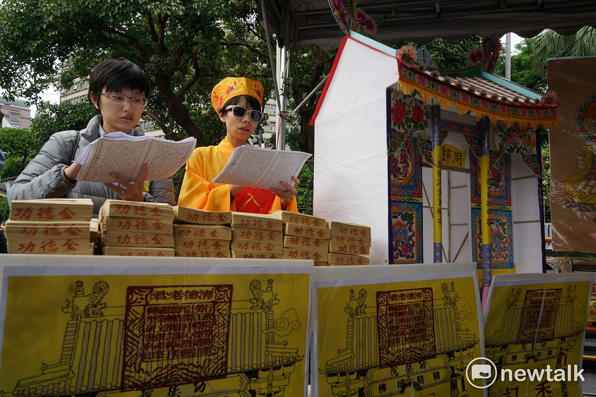 不滿勞基法修惡，勞團與青年團體發起「過勞大悲功德大法會－集誦勞基法經」，9位青年落髮後唱誦《勞基法經》。 圖 : 張良一 / 攝