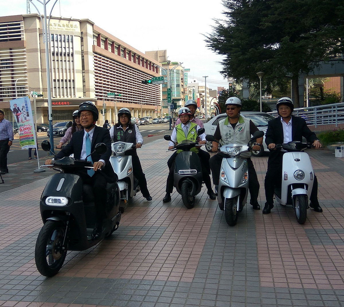 李應元署長（左一）試乘電動機車，呼籲大家盡快汰換老舊的二行程機車，共同維護空氣品質。 圖：環保署提供