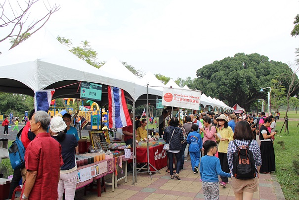 屏東縣政府今(3)日在屏市千禧公園舉辦「106年國際移民節」活動，現場除了有不同國家的舞蹈表演、異國美食，更有來自閩、客、原住民族以及其他國家的童玩體驗。 圖：屏東縣政府/提供