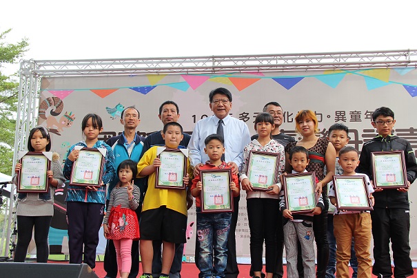 今年的國際移民節活動，縣府舉辦「新住民子女繪畫比賽獎項」，在參賽的國小學童中選出優秀作品，低、中、高年級組各選出3名，由潘孟安縣長親自頒獎。 圖：屏東縣政府/提供
