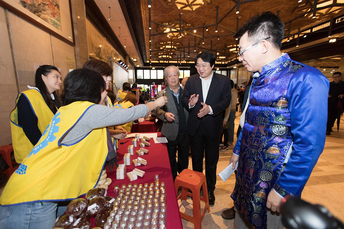 林右昌逐一走訪各攤位，體驗各國多元文化與美食。 圖：基隆市政府/提供