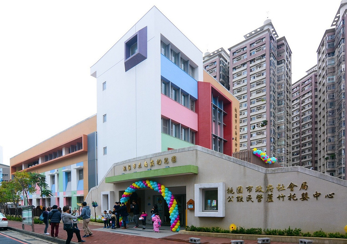 桃園市長鄭文燦今（3）日上午前往南崁幼兒園，出席桃園市立南崁幼兒園「寶貝萬歲 健康No.1」園慶活動，鄭文燦表示，南崁幼兒園為全市首屈一指的幼兒園，特別增設2歲幼兒的專班，全園招收2至5歲的幼兒，是全桃首座「全齡型幼兒園」。 圖：桃園市政府/提供
