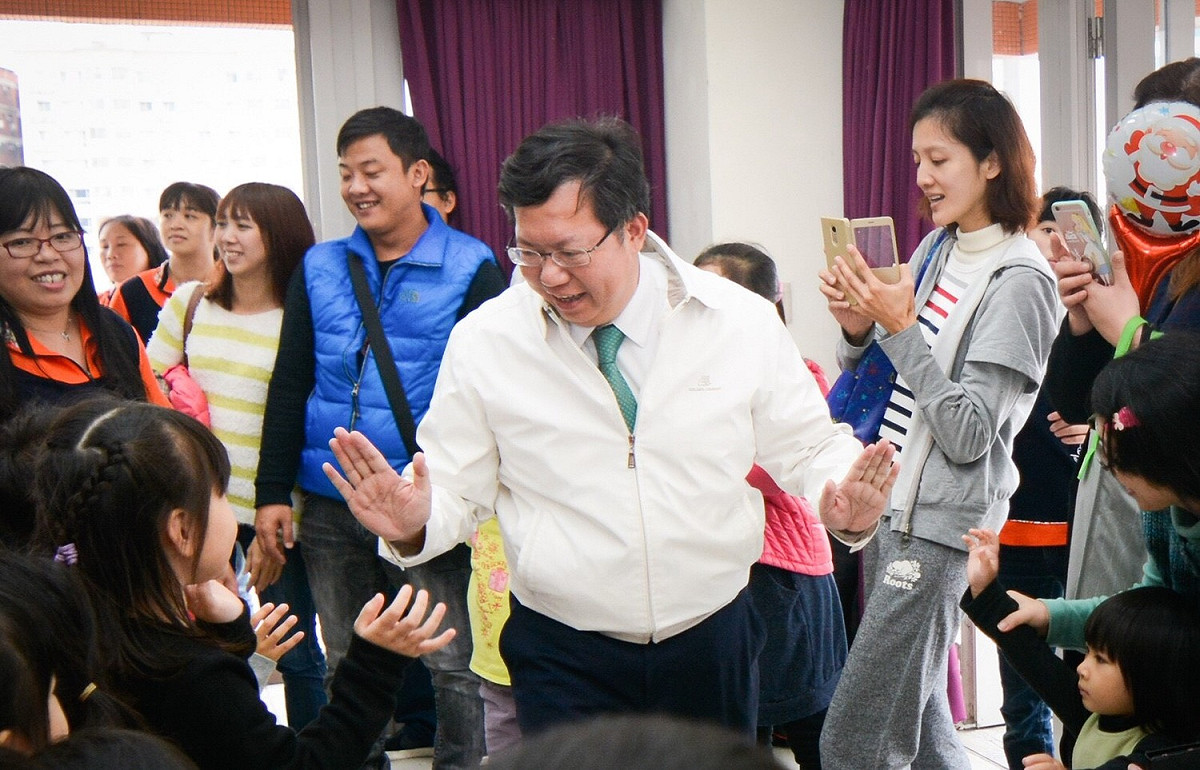 桃園市立南崁幼兒園園慶，鄭文燦宣示：增設公立幼兒園，讓年輕家庭「甜蜜多一點，負擔少一點」。 圖：桃園市政府/提供