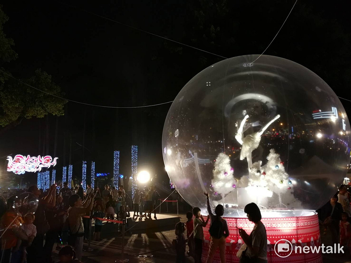 全台各區都洋溢著聖誕的氣息，今年屏東縣也不落人後，首次將百年歷史的屏東公園舊酒新瓶裝，將展出時下最夯的北歐風裝飾。屏東縣府表示，歡迎明眾前往屏東公園椰林大道入口，聖誕節活動於12/2正式開始！ 圖：屏東縣政府/提供