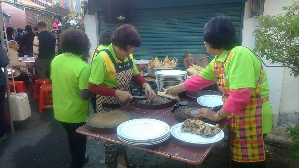 活動中的「青銀食堂」也非常有意義，透過年輕人與銀髮族共同製作食物，讓年輕人學習傳統生活及社區照顧，也讓年輕人與老年人一起體驗美食。 圖：取自三鶯社區大學臉書