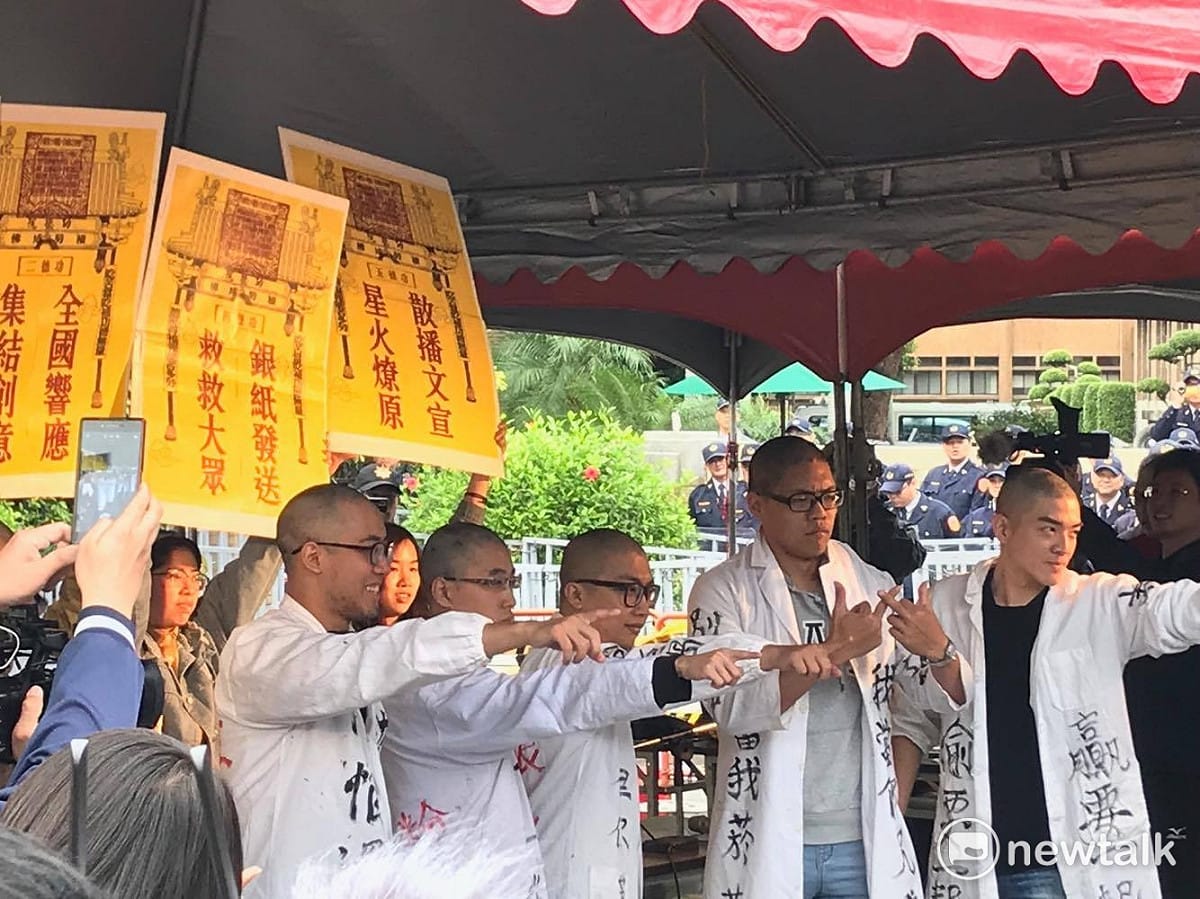 勞團、青年團體今（3）日至行政院舉行「過勞大悲功德法會」。 圖：周煊惠 / 攝