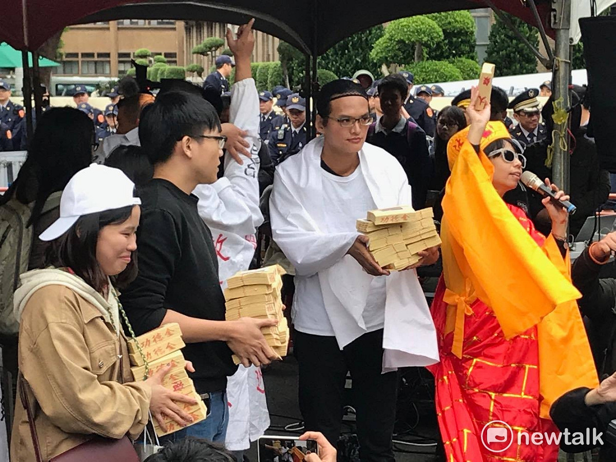 活動最終發放「功德金」，邀請大家將訴求寫在冥紙上寄給立委。 圖：周煊惠 / 攝