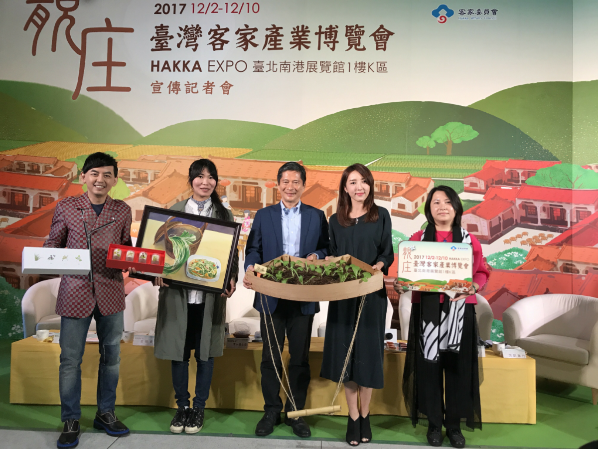 客委會主委李永得在106年台灣客家產業博覽會開幕當天出席致詞，與來賓一起參與活動。 圖：客委會提供