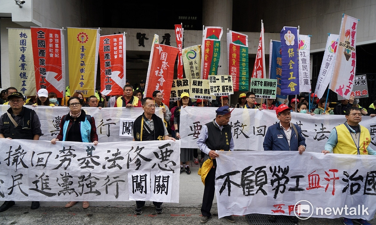 多個工會團體4日上午在立法院外抗議勞基法修法。 圖：張良一/攝