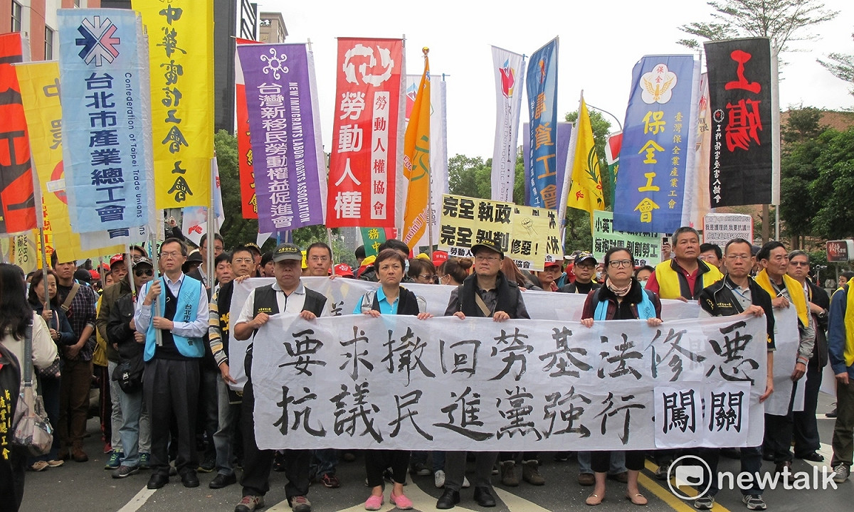 多個工會團體4日上午在立法院外抗議勞基法修法。 圖：林朝億/攝