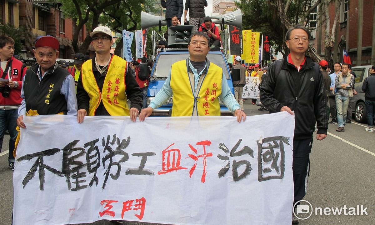 多個工會團體4日上午在立法院外抗議勞基法修法。 圖：林朝億/攝