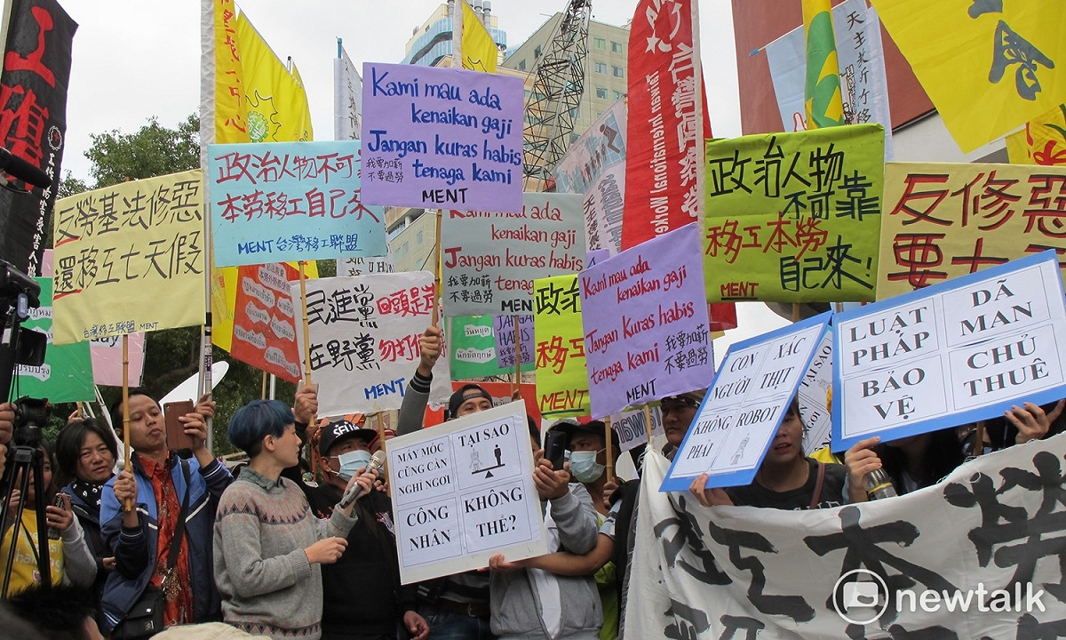 多個工會團體4日上午在立法院外抗議勞基法修法。 圖：林朝億/攝