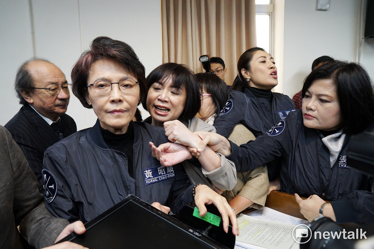 黃昭順說何欣純（左3)是過街老鼠，引起何的抗議。 圖：張良一/攝