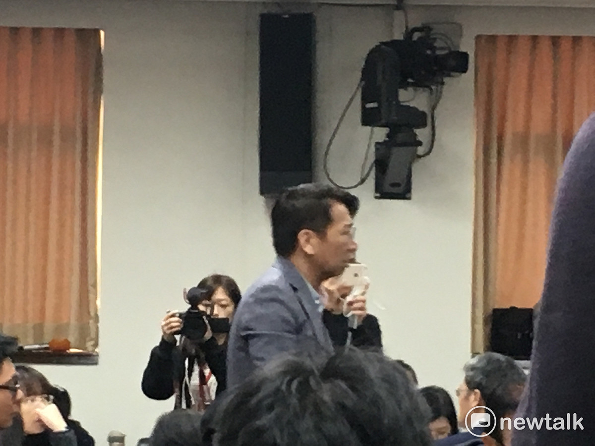 徐永明遭綠委架離發言台。 圖：黃韋銓/攝
