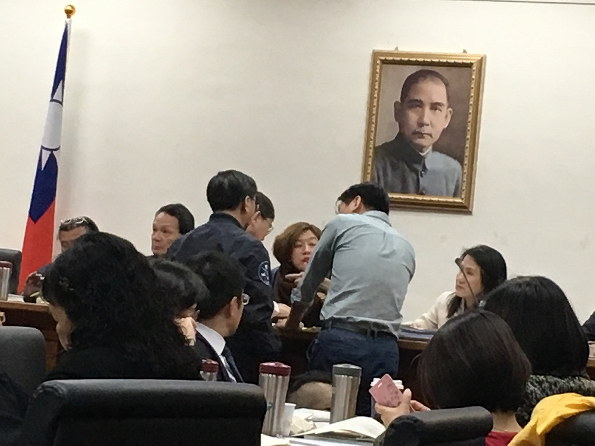 徐永明遭架離後上前與召委林靜儀抗議。 圖：黃韋銓/攝