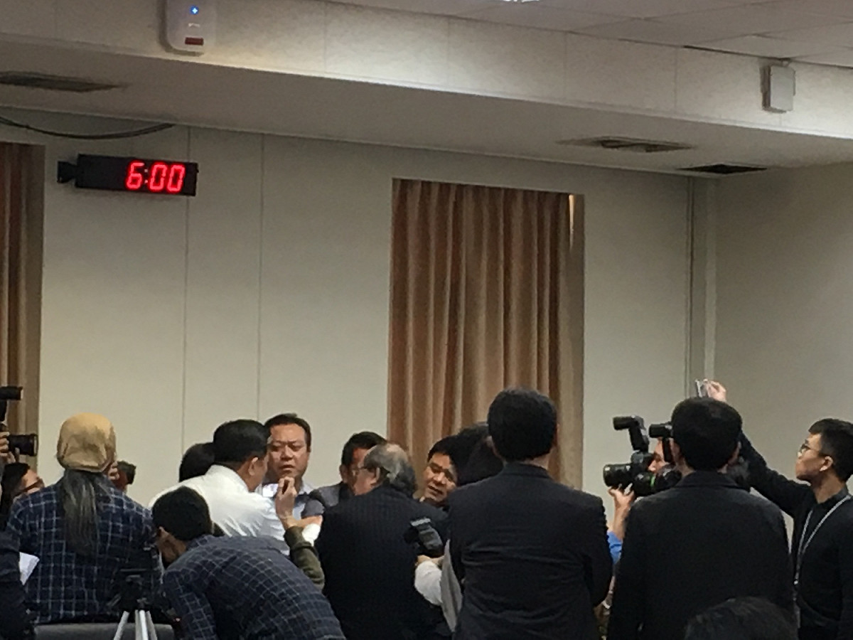 綠委群起包圍徐永明。 圖：黃韋銓/攝