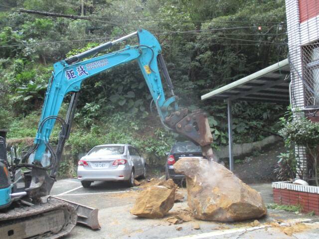 基隆市政府上午9時已派出機具清理完畢。 圖：基隆市政府 / 提供