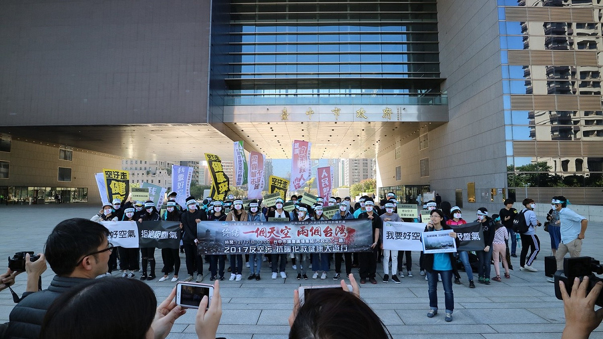 台灣健康空氣行動聯盟也將再次發起反空污抗暖化大遊行，號召各界12月17日站出來，下午一點到台中市議會廣場集合，一起要求中央及地方儘速改善空品，別再讓國人健康惡化。 圖：台灣健康空氣行動聯盟／提供