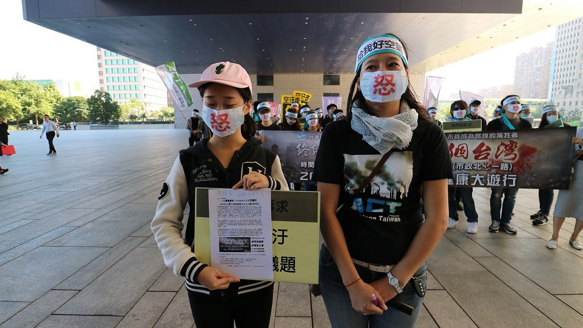 台灣健康空氣行動聯盟表示，東海大學位於空污重災區，遭台中工業區、火葬場、中科團團包圍，無論吹南風還是北風，都身受其害。還有海線污染也會隨著海風吹過大肚山吹進東海校園。 圖：台灣健康空氣行動聯盟／提供