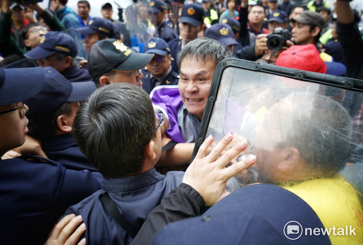 警方試圖驅離抗議人士，但受到強烈反抗。 圖：張良一/攝