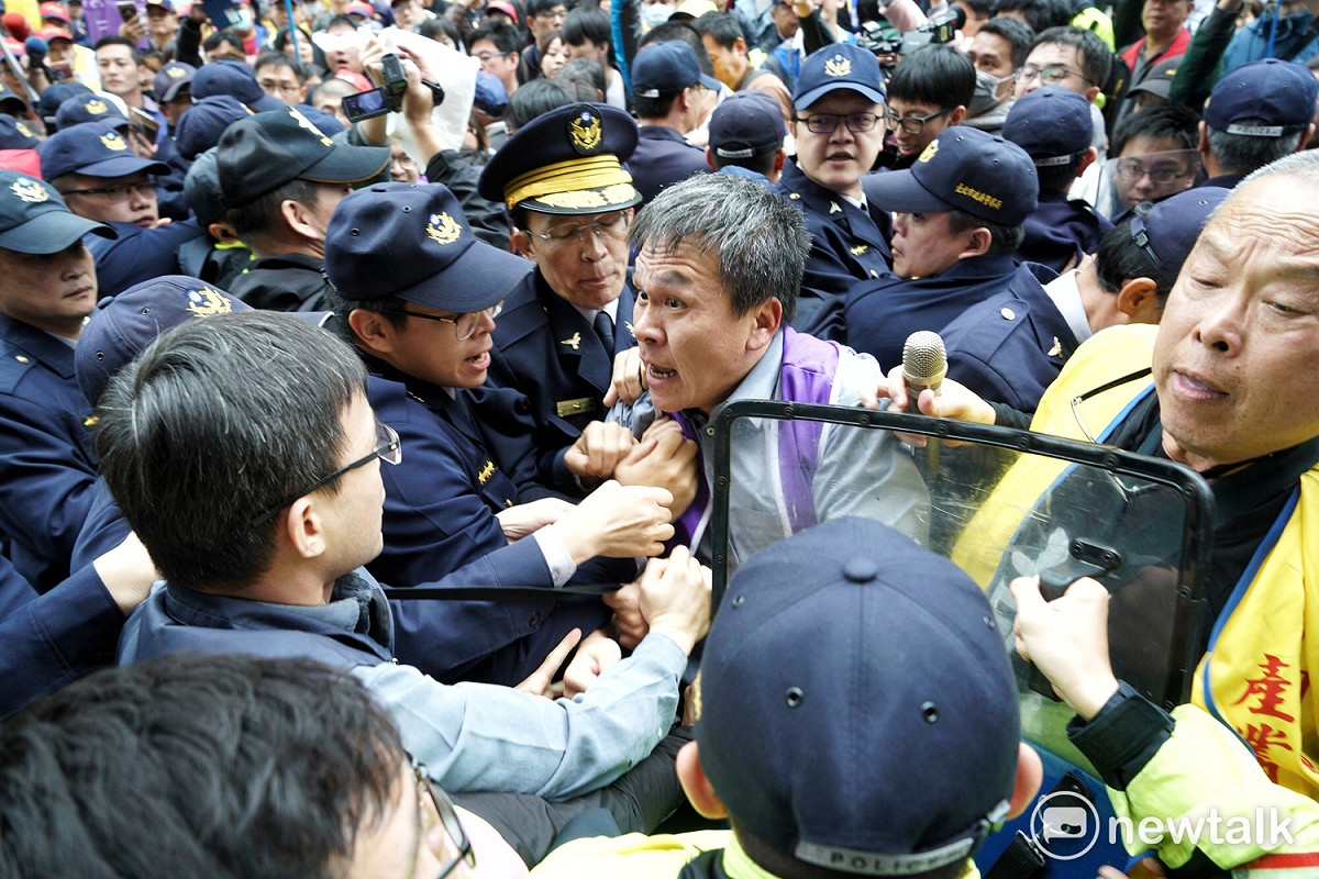 現場爆發第二波衝突，雙方人馬發生推擠，警方試圖驅離抗議人士。 圖：張良一/攝